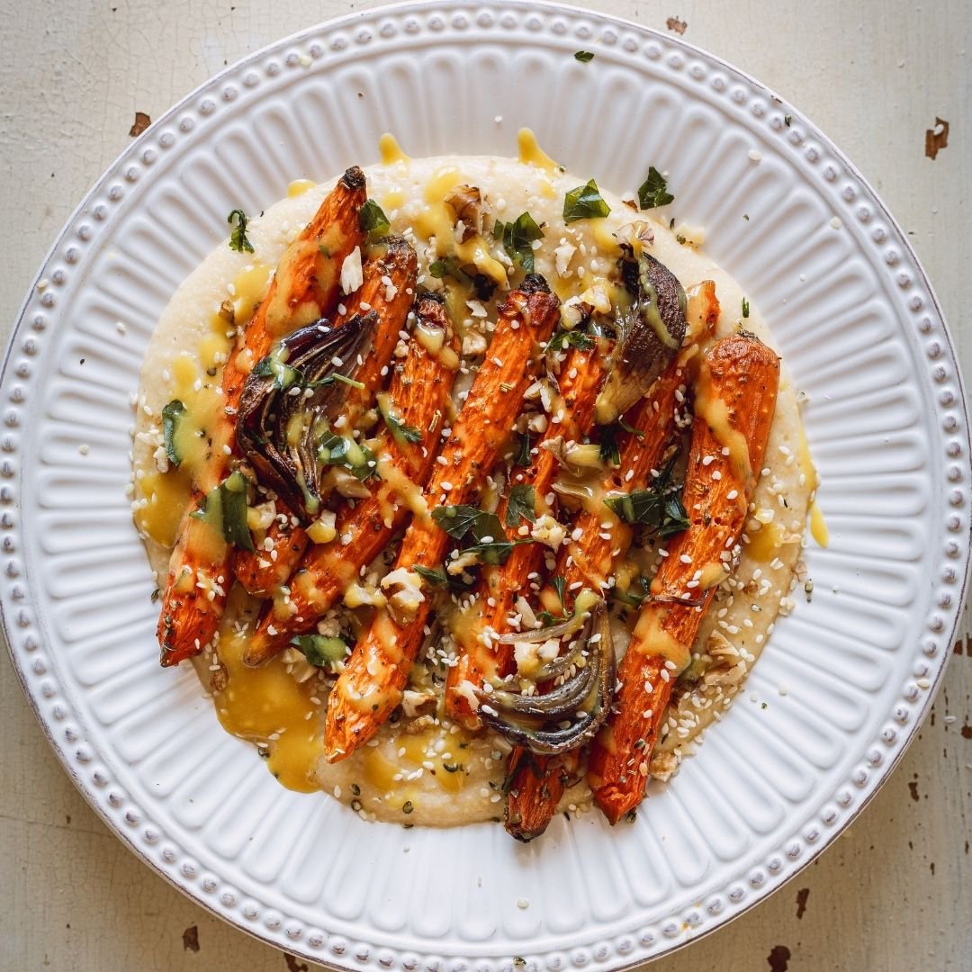       
          Slaná cizrnová kaše s pečenou mrkví a medovo-hořčičnou zálivkou
      