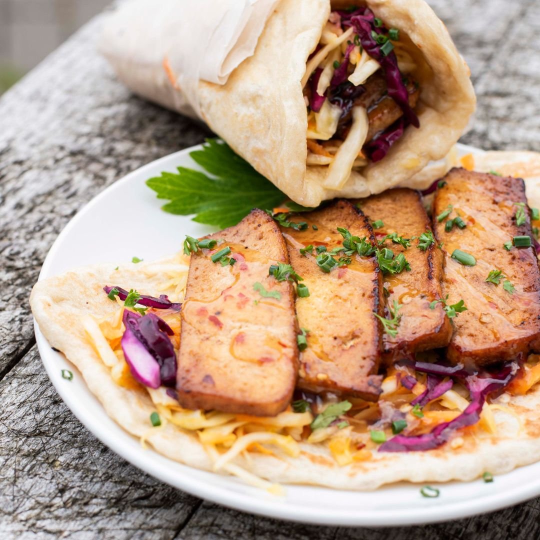       
          Domácí špaldový flatbread se spicy pickled slaw a tofu
      