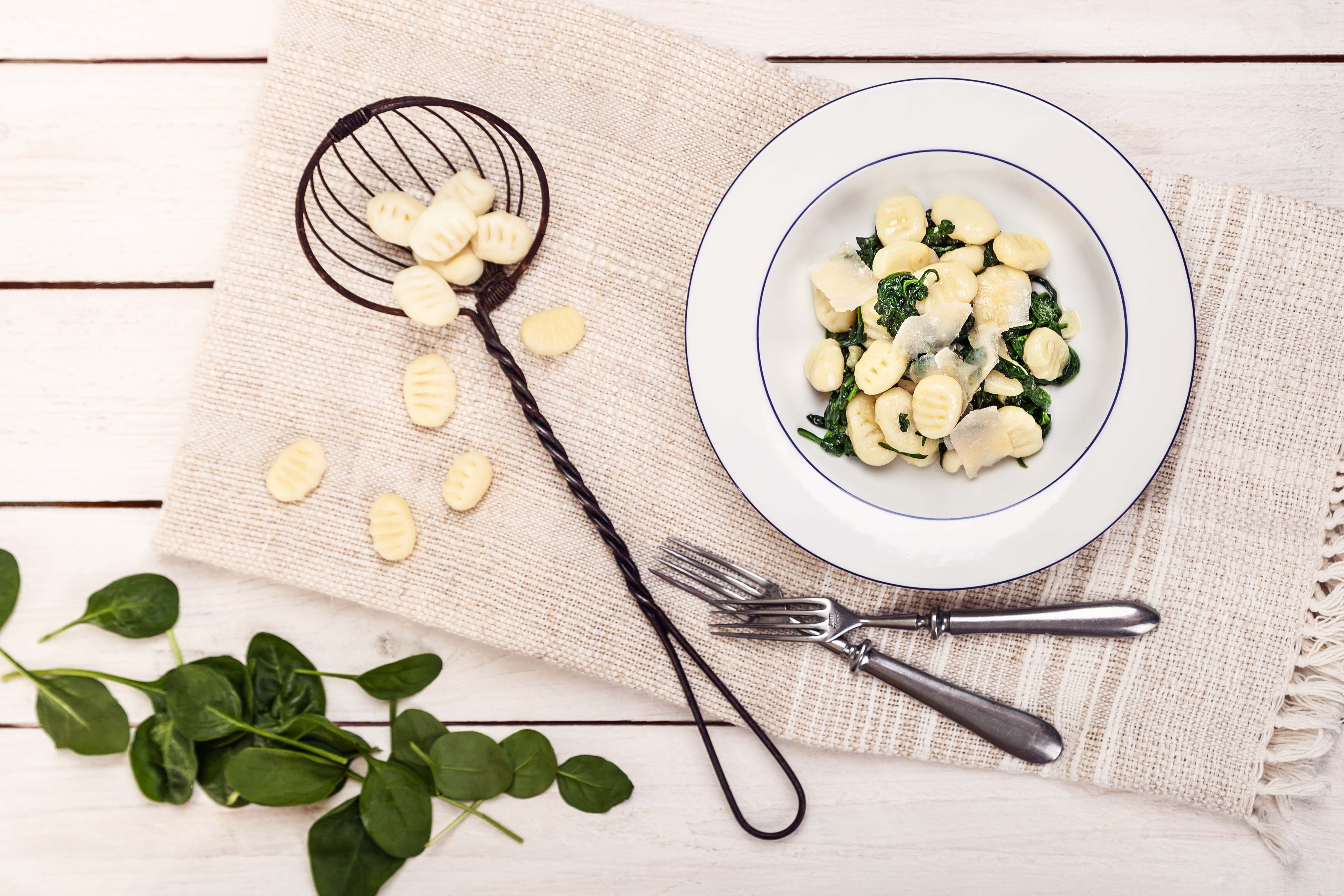Potato gnocchi with spinach and fresh cheese (gluten-free)