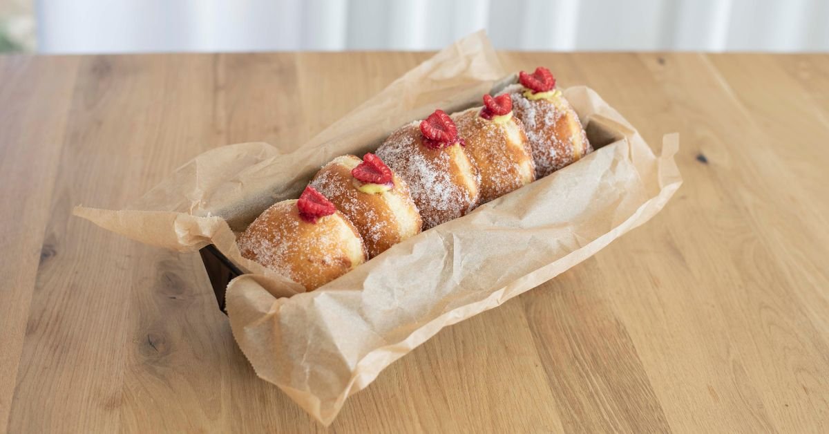 Koblihy s pistáciovým krémem a malinami