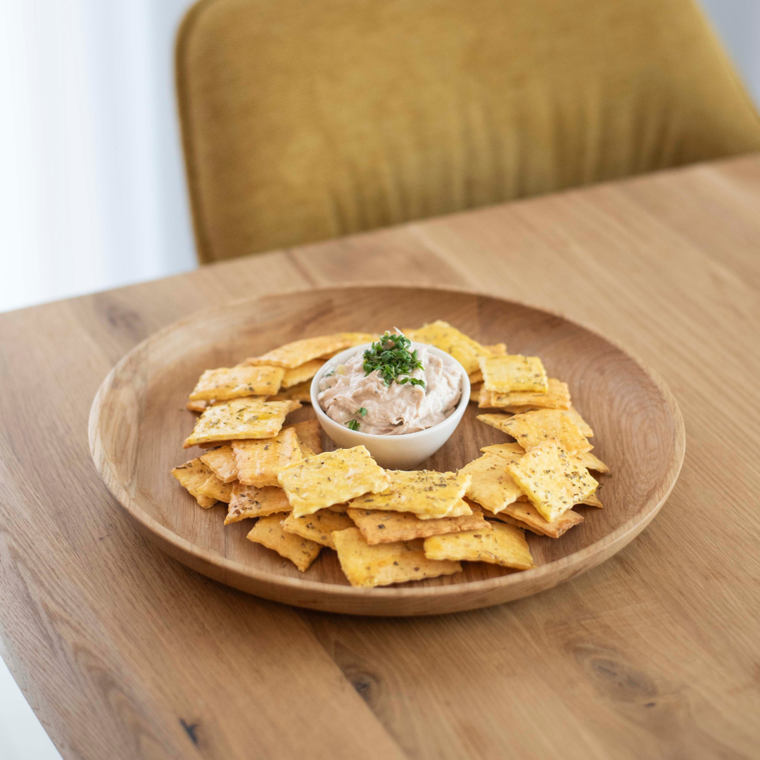 Krekry se středomořskými bylinkami (bez lepku) s tuňákovou pomazánkou