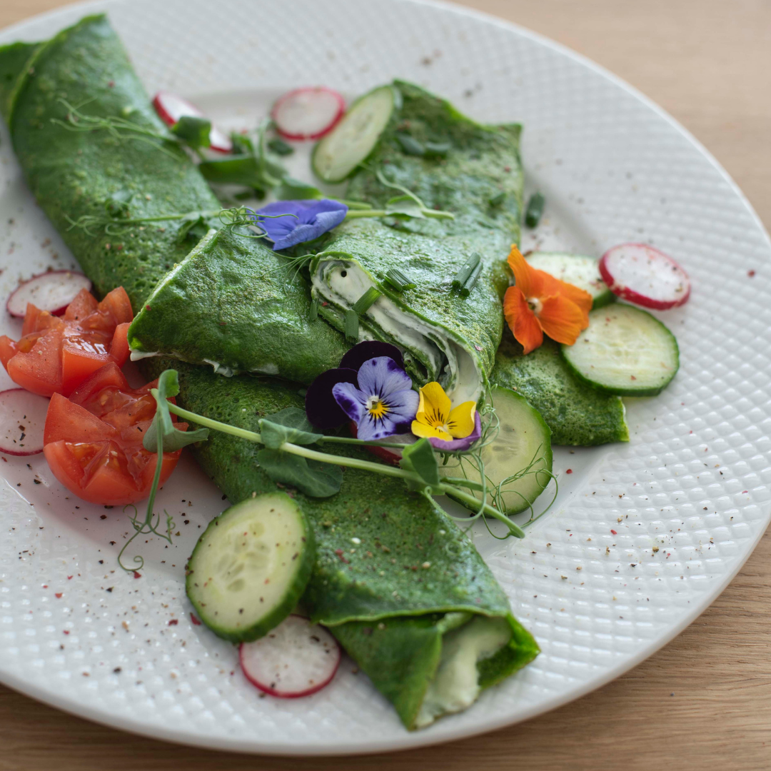 Savoury spelt pancakes with spinach and wild garlic 