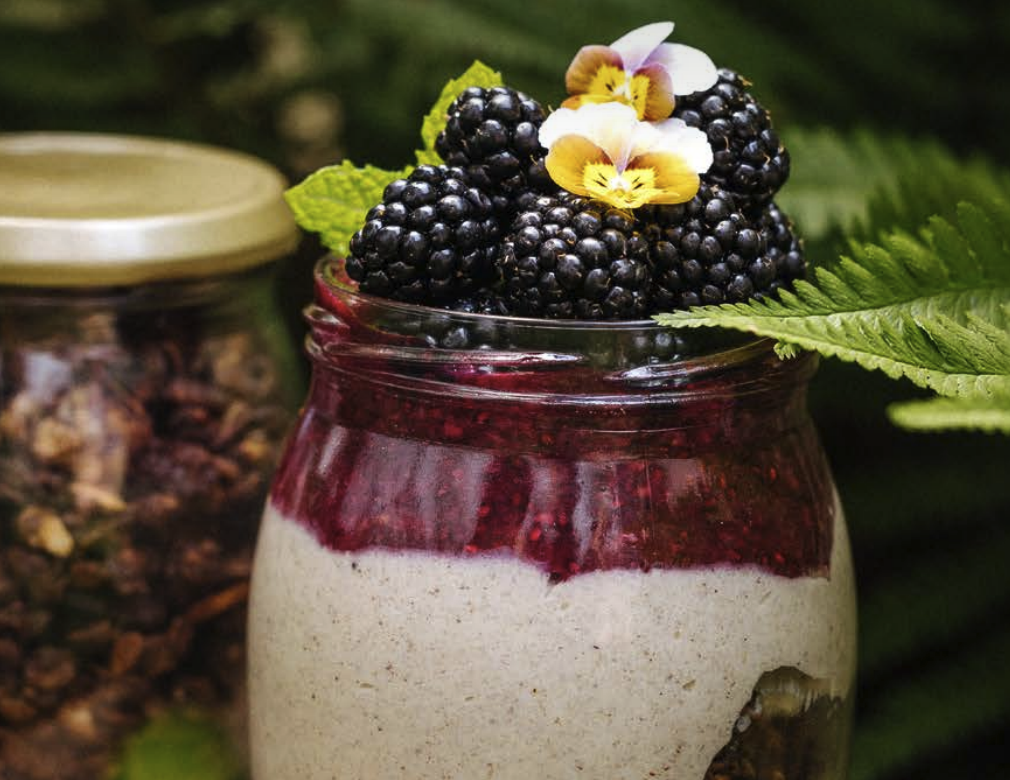 Cereální kaše s chia džemem & domácí granolou