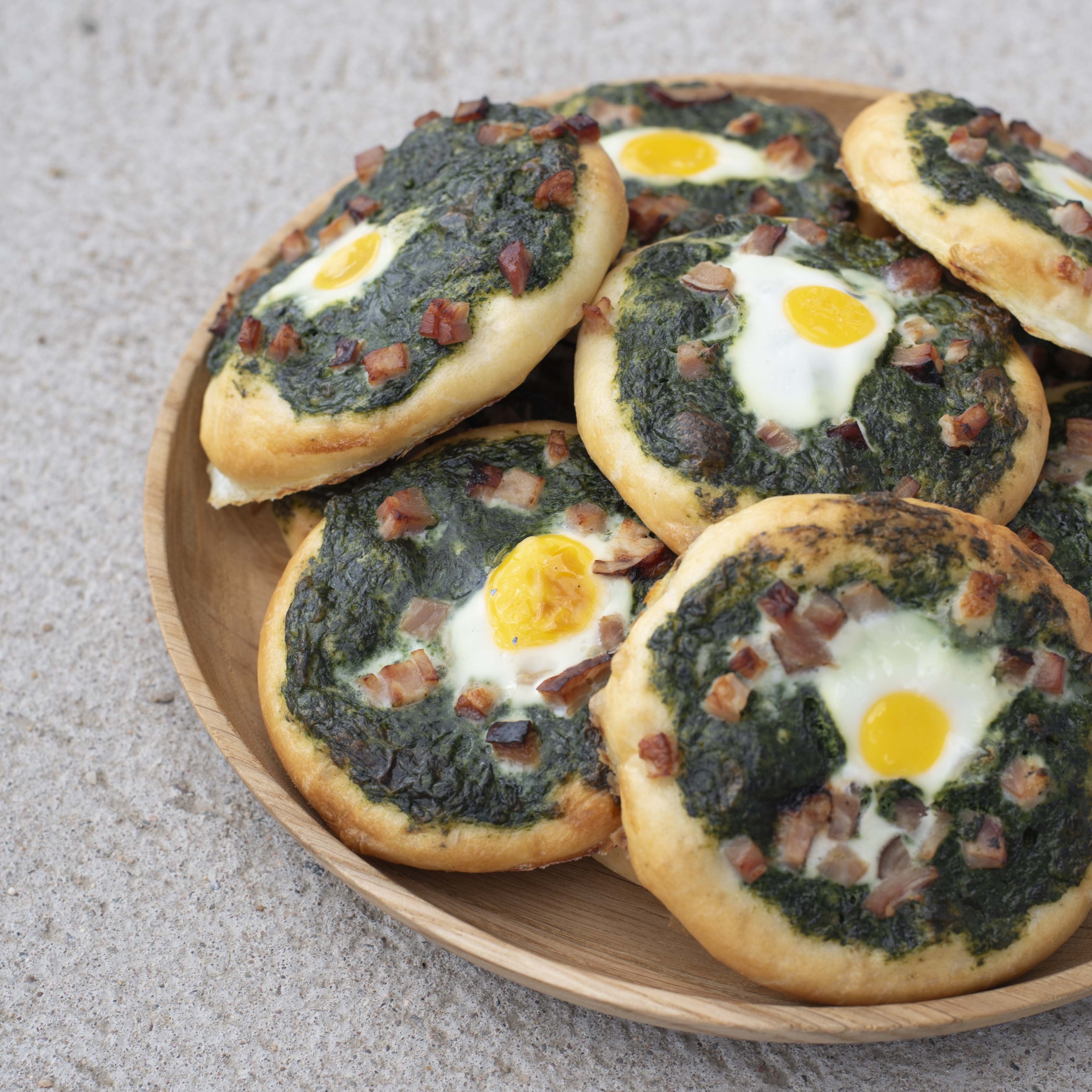       
          Yeast spelt pies with spinach and quail egg 
      