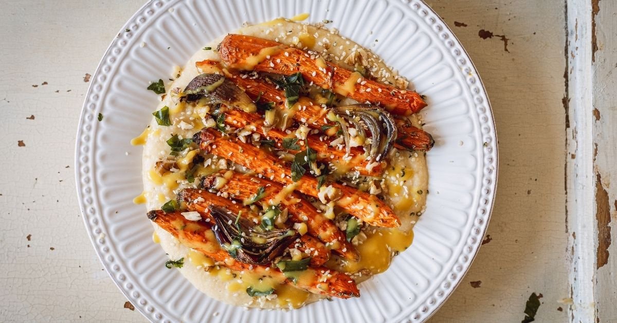 Slaná cizrnová kaše s pečenou mrkví a medovo-hořčičnou zálivkou