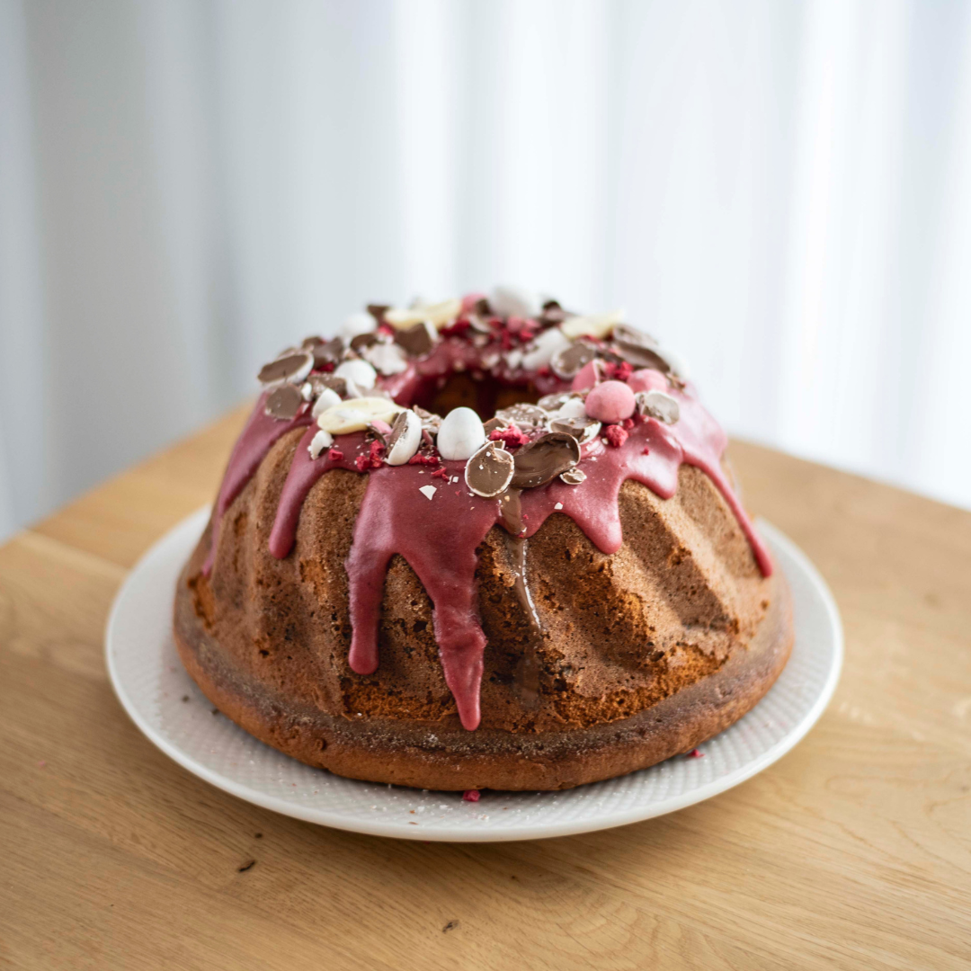 Yoghurt bundt cake with raspberries 