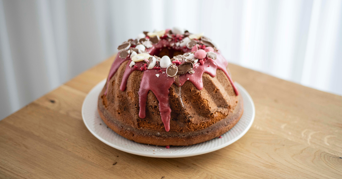 Yoghurt bundt cake with raspberries