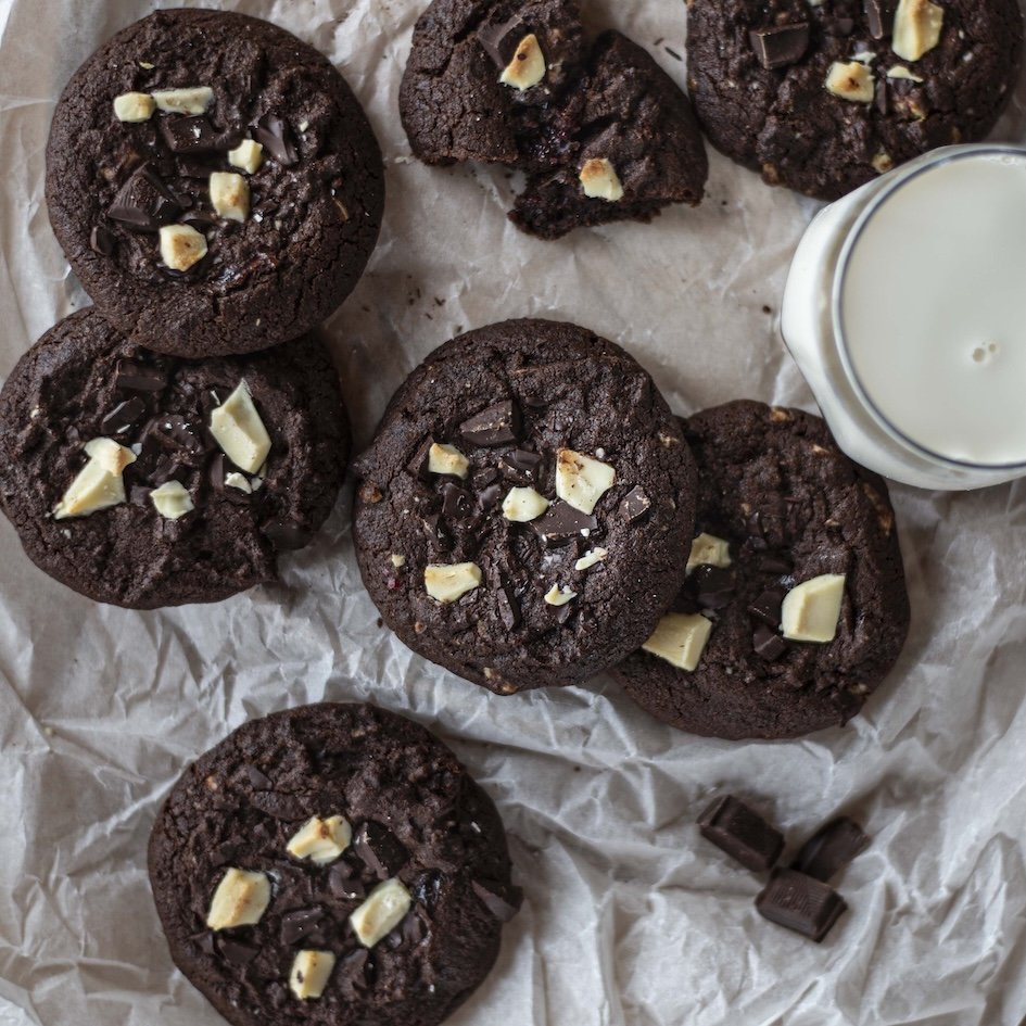       
          Chocolate Cookies with Raspberry Jam
      