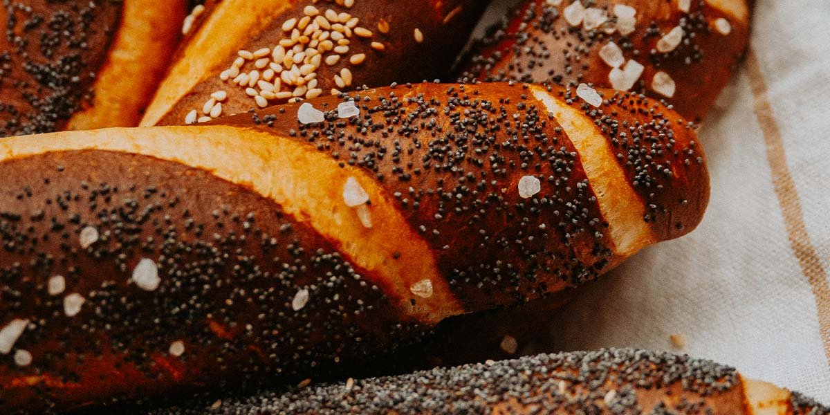 Špaldový louhovaný rohlík